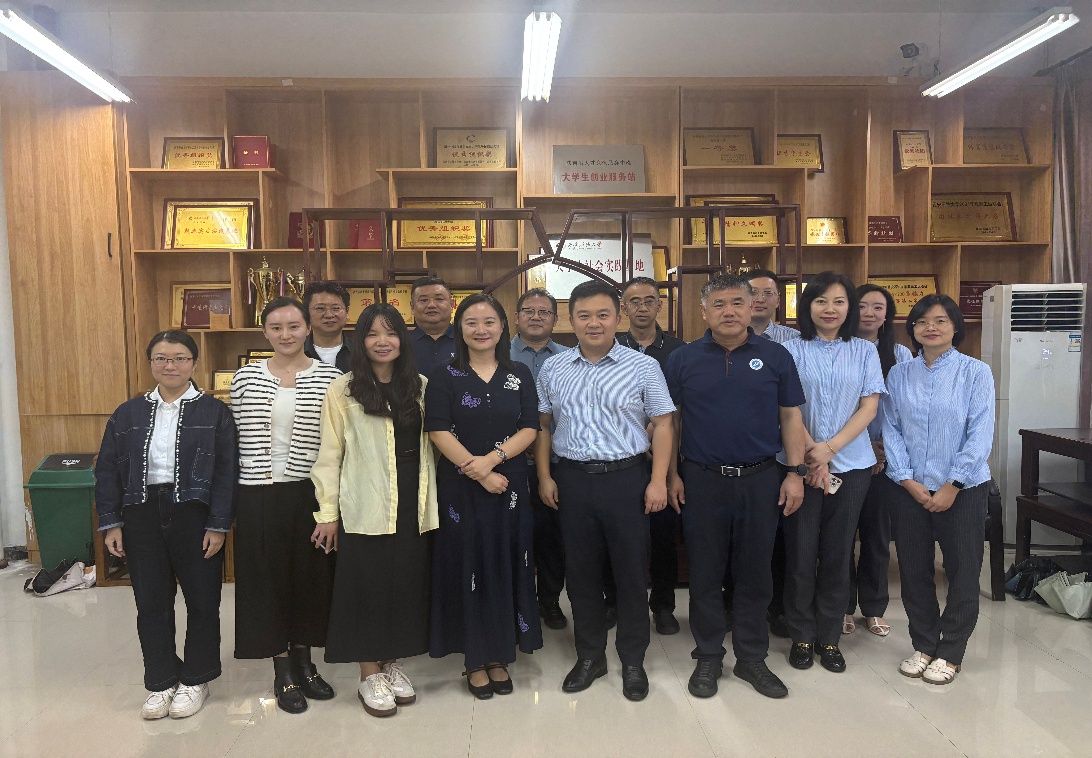 一群人站在室内合影AI 生成的内容可能不正确。