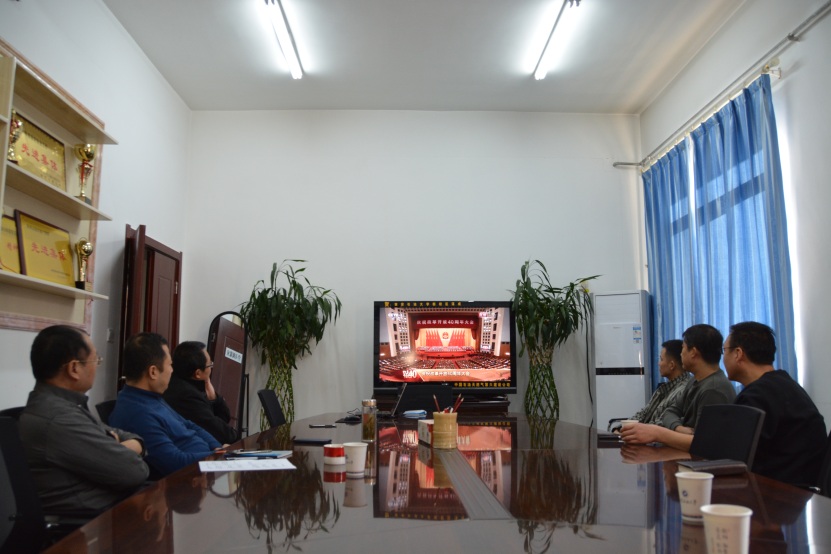 雁塔校区部分后勤职工收看大会直播盛况.jpg